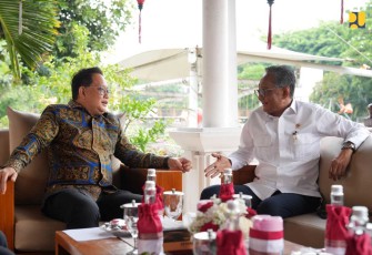 Menteri PU Dody Hanggodo bersama Pj Gubernur Jatim Adhy Karyono di gedung Grahadi, Kamis (21/11)