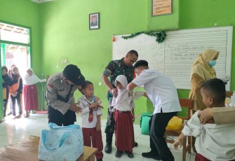 Bulan Imunisasi Sekolah di wilayah desa binaan 