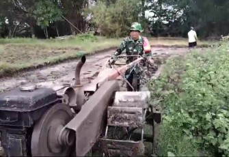Pengolahan lahan pertanian petani desa binaan
