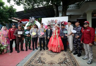 Kapolda Jatim Irjen Pol Imam Sugianto foto bersama di TPS 007 nuansa pernikahan, Desa Ketengan, Rabu (27/11)