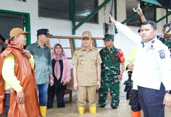 Pangdam I/BB Tinjau Langsung ke Sejumlah TPS dan Rumah Warga yang Terdampak Banjir.