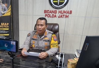 Kabid Humas Polda Jatim Kombes Dirmanto saat memberikan keterangan pers 