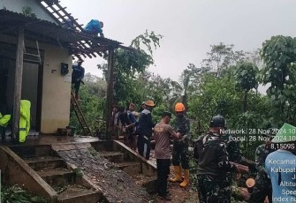 Pembersihan pohon tumbang di rumah warga binaan 