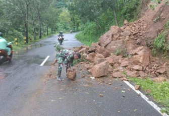 Pembersihan material longsor di wilayah desa binaan 