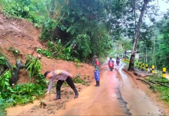 Evakuasi material longsor di wilayah desa binaan 
