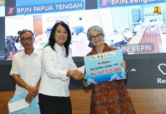 Wamen PU Diana Kusumastuti saat menyerahkan donasi di Jakarta, Selasa (3/12)