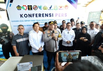 Kapolres Pelabuhan Tanjungperak AKBP William Cornelis Tanasale saat memberikan keterangan pers bersama Mendag Budi Santoso di Surabaya, Selasa (3/12)