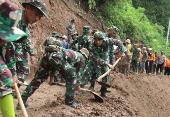 Kerja bakti evakuasi material longsor di wilayah desa binaan 