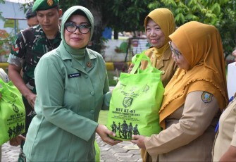 Wakil Ketua Persit KCK Koorcab Rem 081 PD V Brawijaya Ny Ika Meina Helmi saat memberikan bantuan, Selasa (3/12)