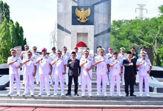 Danpuspenerbal Laksda TNI Sisyani Jaffar foto bersama ziarah rombongan di TMP jelang Hari Armada RI, Selasa (3/12)