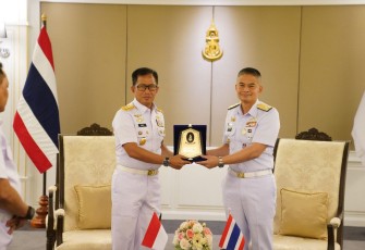 Asintel Kasal Laksda TNI Akmal saat menerima cenderamata 