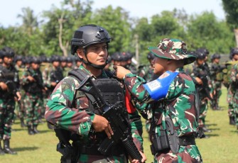 Danbrigif 6 Kolonel Inf Fardin Wardhana saat membuka latihan puncak TNI AD di Bondowoso, Selasa (3/12)