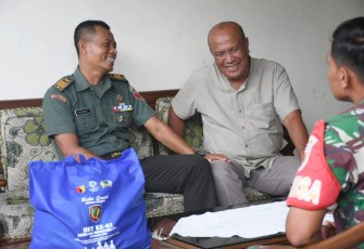 Pasi Bakti Korem 071/DSJ Kapten Inf Suyanto menyambangi kediaman Lettu Inf (Purn) Erwan di Desa Sambirejo, Madiun, Rabu (4/12)