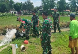 Pengecekan mesin pompa air bantuan Kementan RI