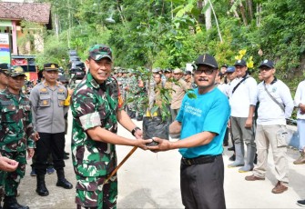 Dandim 0802/Ponorogo Letkol Inf Dwi Soerjono menyerahkan bibit pohon, Rabu (4/12)
