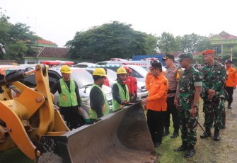 Dandim 0803/Madiun Letkol Kav Widhi Bayu Sudibyo pengecekan alat kesiapan siagaan bencana, Rabu (4/12)