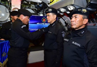 Kasal Laksamana TNI Muhammad Ali saat menyematkan Brevet Hiu Kencana di lambung KRI Nagapasa-403, Surabaya, Rabu (4/12)