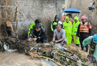 Evakuasi material banjir bersama warga