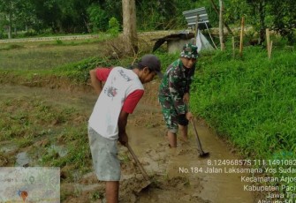 Bantu olah lahan petani wilayah desa binaan 