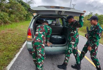 Prajurit satgas Yonzipur 5/ABW sweeping kendaraan antisipasi penyelundupan di perbatasan, Rabu (4/12)