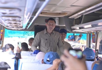 Menko IPK Agus Harimurti Yudhoyono saat melepas transmigran di Semarang, Kamis (5/12)