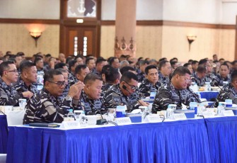 Pangkoarmada III Laksda TNI Hersan saat mengikuti AKS TNI AL di Surabaya 