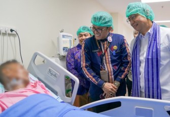 Menkes Budi Gunadi Sadikin mengunjungi pasien operasi jantung pertama di RSJPDO Oputa Yi Koo Kendari, Sabtu (7/12)