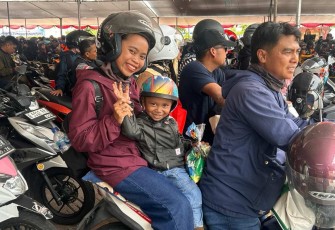 Ilustrasi pemudik nataru menggunakan moda sepeda motor 