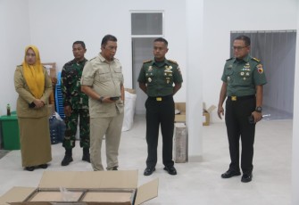 Dandim 0803/Madiun Letkol Kav Widhi Bayu Sudibyo saat kunjungan di SPPG Madiun