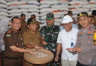 Dandim 0803/Madiun Letkol Kav Widhi Bayu Sudibyo monitoring stok bahan pokok, Selasa (10/12)