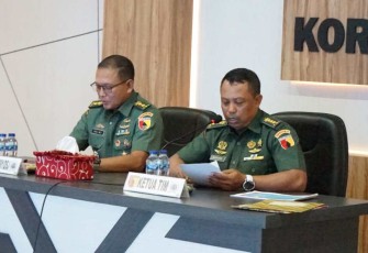 Ketua Tim Dalproggar Kodam V Brawijaya Kolonel Arh Budiono saat memberikan pemaparan di Korem 081/DSJ Madiun, Selasa (10/12)