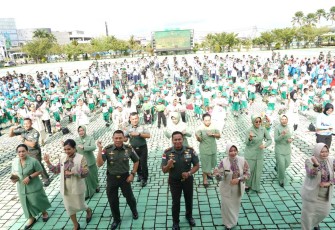 Pangdam XII/Tpr Mayjen TNI Iwan Setiawan joget komando bersama ribuan anak-anak, Selasa (10/12)
