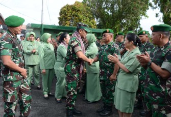 Danrem 023/KS Kolonel Inf Jansen P Nainggolan disambut prajurit Kodim 0210/TU
