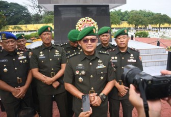 Kasrem 081/DSJ Letkol Inf Meina Helmi saat memberikan keterangan pers usai ziarah di TMP, Kamis (12/12)