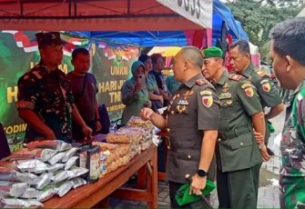 Dandim 0833/Kota Malang Letkol Arm Aris Gunawan saat meninjau stan bazar UMKM