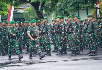 Kasdivif 2 Kostrad Brigjen TNI Primadi Saiful Sulun pengecekan pasukan upacara peringatan Hari Juang TNI AD tahun 2024, Malang, Senin (16/12)