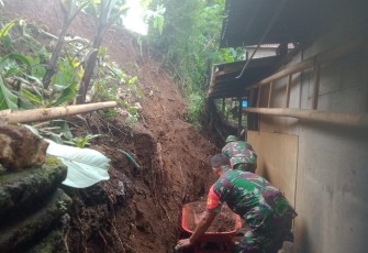 Bantu evakuasi material longsor di wilayah desa binaan 