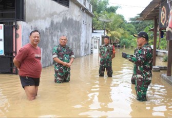 Dandim 0806/Trenggalek Letkol Czi Yudo Aji Susanto tinjau lokasi banjir, Senin (16/12)