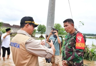 Dandim 0802/Ponorogo Letkol Inf Dwi Soerjono menerima arahan Kepala BNPB saat meninjau lokasi banjir, Senin (16/12)