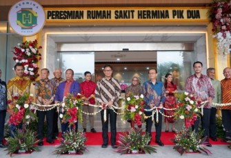 Menkes Budi Gunadi Sadikin mengguting pita peresmian RS Hermina PIK 2 di Kabupaten Tangerang, Banten, Selasa (17/2)