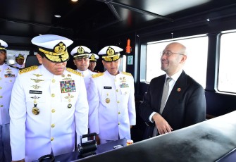 Kasal Laksamana TNI Muhammad Ali saat dianjungan KRI Hampala-880 di dermaga KBT Sunda Kelapa, Jakarta, Selasa (17/12)