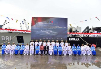 Pangkoarmada III Laksda TNI Hersan foto bersama dalam penyerahan KRI Hampala-880 di Jakarta 