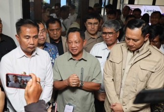 Mendagri Tito Karnavian saat memberikan keterangan pers di Bandung, Rabu (18/12)