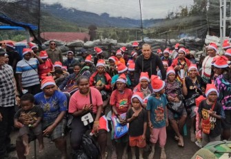 Pangkostrad Letjen TNI Mohamad Hasan foto bersama warga di distrik Ilaga, Kabupaten Puncak, Papua Tengah, Rabu (18/12)