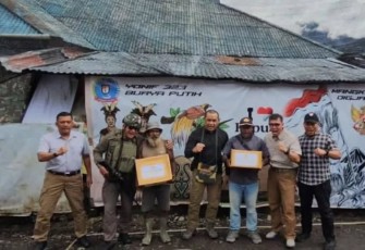 Pangdivif 1 Kostrad Mayjen TNI Novi Rubadi Sugito mendampingi Pangkostrad Letjen TNI Mohamad Hasan memberikan bantuan di distrik Ilaga, Kabupaten Puncak, Rabu (18/12)
