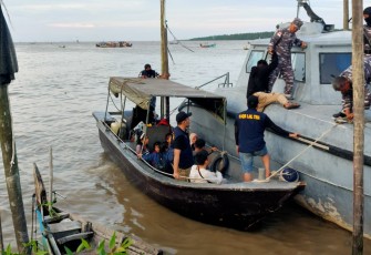 PMI Non Prosedural saat diamankan prajurit TNI AL