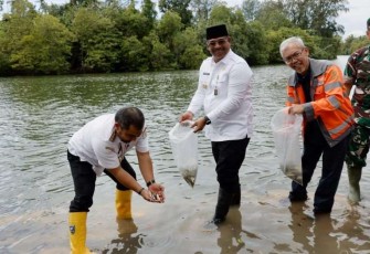 Pj Gubernur Aceh Safrizal tebar bibit ikan