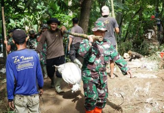 Sinergitas TNI percepat rehabilitasi pasca bencana di Ponorogo, Kamis (19/12)