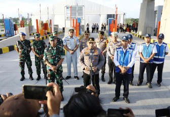 Panglima TNI bersama Kapolri saat Tinjau Kesiapan Arus Mudik Nataru 2025 di Tol Prambanan