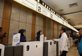 Wamendagri Bima Arya saat meninjau MPP Kota Surabaya, Jum'at (20/12)